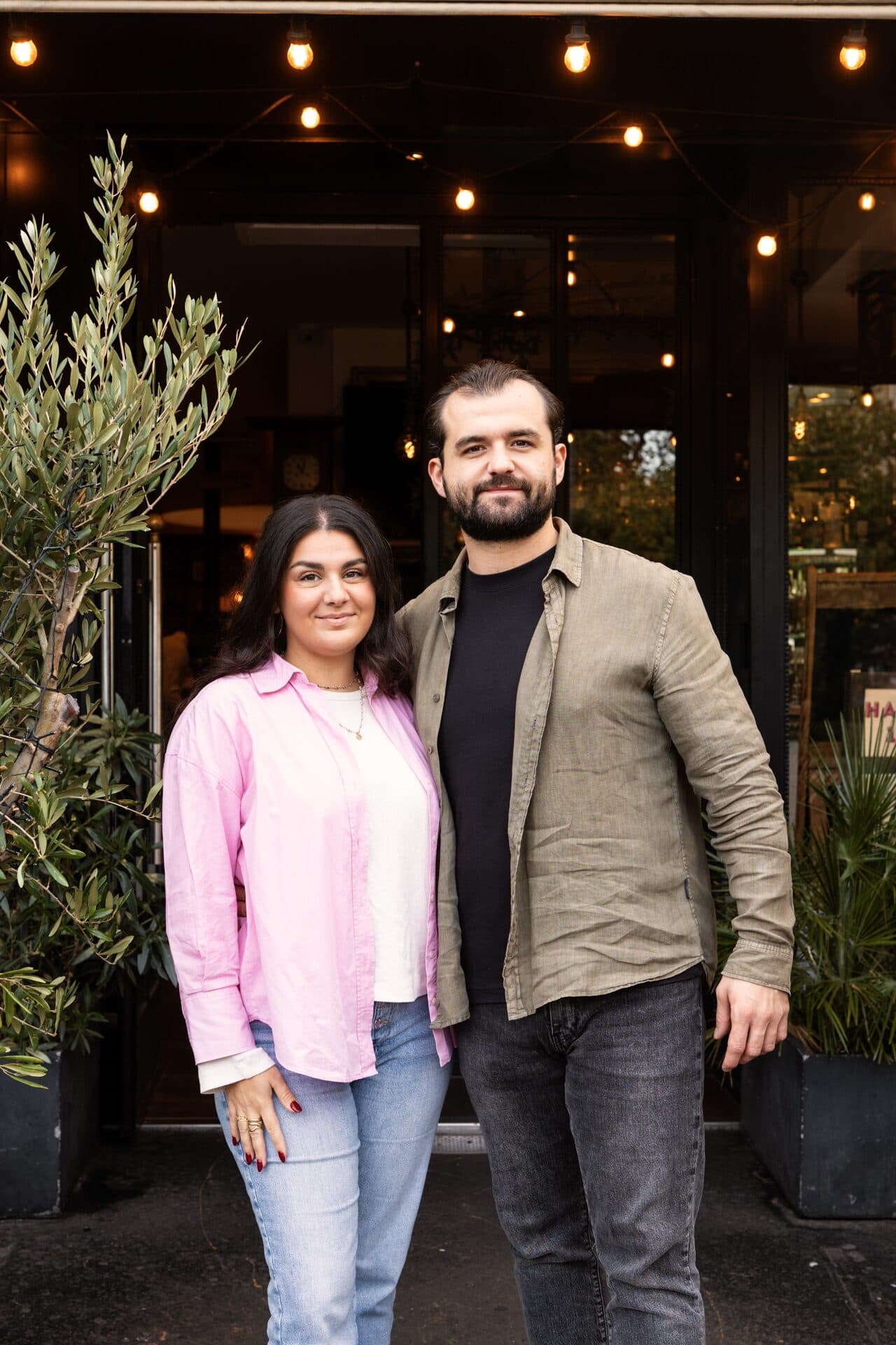 Les propriétaires du restaurant Le Rey devant la façade de leur établissement, Rue de la Roquette, Paris 11e